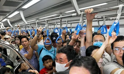 Ngày đầu vận hành, metro TPHCM đón lượng khách 'khủng' gấp 6 lần dự kiến